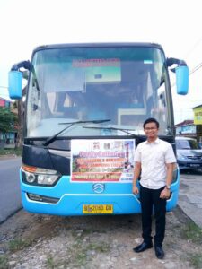 skybus Eksklusif! Sewa Bus untuk Petualangan Tak Terlupakan ke Pantai dengan SewaBusLampung.com Pantai selalu menjadi destinasi yang mengundang untuk menjelajahi keindahan alam dan menikmati momen bersama keluarga, teman, atau rekan kerja. Jika Anda sedang merencanakan perjalanan ke pantai, SewaBusLampung.com hadir sebagai solusi ideal untuk menyediakan armada bus yang nyaman dan aman untuk perjalanan Anda. Kenapa Memilih SewaBusLampung.com? Kenyamanan Utama: Armada bus kami dilengkapi dengan fasilitas terbaik untuk memastikan kenyamanan perjalanan Anda. Kursi yang luas dan nyaman, AC yang dingin, serta layanan yang ramah membuat setiap perjalanan menjadi pengalaman yang menyenangkan. Keamanan Prioritas: Keamanan Anda adalah prioritas utama kami. Armada bus kami selalu dalam kondisi prima, dilengkapi dengan peralatan keamanan terkini, dan dikemudikan oleh sopir berpengalaman yang terlatih. Pilihan Armada: Kami menyediakan berbagai pilihan armada bus sesuai dengan kebutuhan perjalanan Anda. Mulai dari bus eksekutif hingga bus pariwisata dengan berbagai kapasitas penumpang. Bagaimana Cara Memesan? Kunjungi Situs Web Kami: Buka SewaBusLampung.com untuk melihat pilihan armada dan layanan kami. Pilih Armada: Pilih armada bus yang sesuai dengan jumlah penumpang dan kebutuhan perjalanan Anda. Hubungi Kami: Hubungi tim SewaBusLampung.com untuk mendapatkan informasi lebih lanjut, harga, dan prosedur pemesanan. Reservasi: Lakukan reservasi dengan mudah melalui situs web atau hubungi kami langsung. Fasilitas yang Kami Tawarkan: Kursi yang Nyaman AC yang Dingin Audio dan Video Entertainment Sistem Pemantauan Keamanan Pemandu Wisata Berpengalaman (Opsional) Ruang Bagasi yang Luas Pemeliharaan Rutin dan Bersih Destinasi Favorit Pantai: Pantai Minang Rua Pantai Kiluan Pantai Mutun Pantai Pahawang Pantai Way Kambas Pesan Sekarang dan Nikmati Perjalanan Anda! Segera pesan armada bus dari SewaBusLampung.com dan nikmati perjalanan menuju pantai dengan kenyamanan dan keamanan yang tak tertandingi. Hubungi kami sekarang untuk penawaran spesial dan rincian lebih lanjut. Jadikan perjalanan Anda ke pantai menjadi pengalaman yang luar biasa dengan SewaBusLampung.com - Solusi Transportasi Terbaik